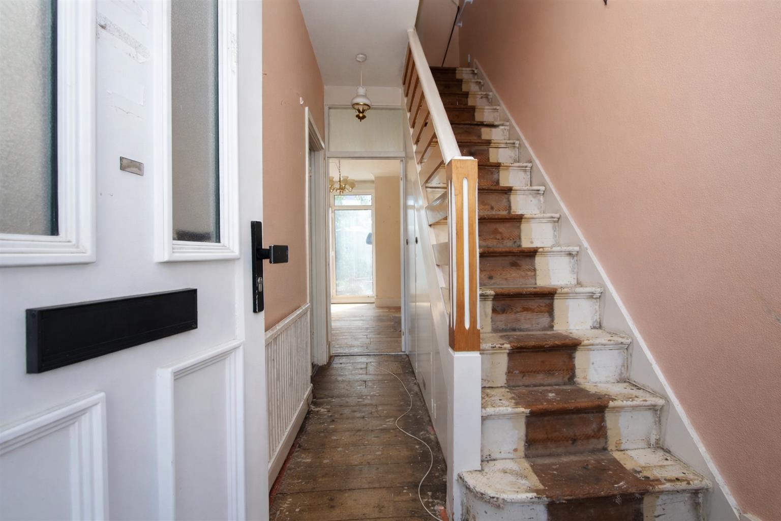 2 bed property in Bernard Road, Wallington